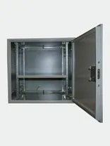 Настенный шкаф с открытой дверью: монтажные направляющие, полка и заземляющие провода внутри