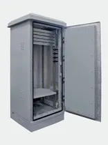 Шкаф на цоколе с открытой дверью: DIN-рейки, монтажные направляющие, полка и светлая обшивка внутри